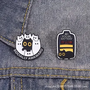 Broches en émail chat noir amusantes avec texte d'anxiété sociale sur tissu en denim bleu