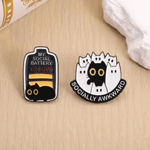 Lot de pins émaillés chat noir avec batterie sociale et texte socially awkward sur fond