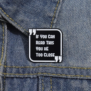 Quadratische Emaille-Anstecknadel mit Spruch If You Can Read This You Are Too Close