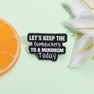 Broche en émail noir avec citation humoristique Let's keep the dumbfuckery to a minimum
