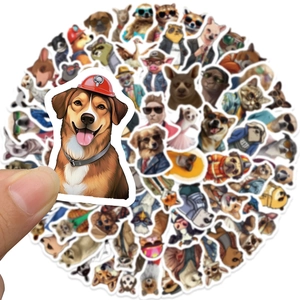 Nahaufnahme verschiedener wasserfester Tiersticker als Größenreferenz in der Hand