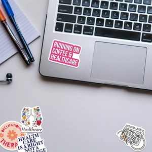 Details medizinischer Aufkleber mit floraler Lunge und Healthcare-Slogans auf dem Laptop