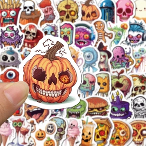 Primo piano di un adesivo di zucca horror con vari adesivi di dolci sullo sfondo sfocato