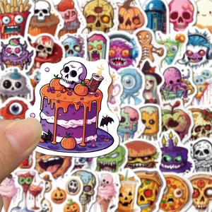 Dettaglio di un adesivo torta teschio viola dal set di 50 adesivi Halloween impermeabili