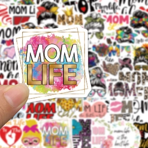 Vue macro d'un autocollant Mom Life imperméable en vinyle aux couleurs vives avec bords découpés