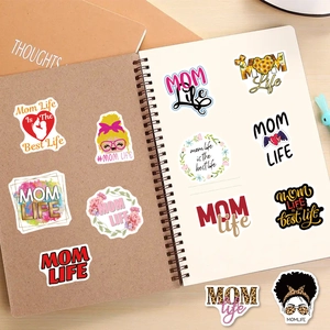 Stickers Mom Life imperméables sur un carnet avec motifs léopard et couleurs vives