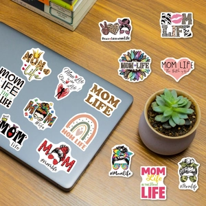 Stickers Mom Life imperméables sur un ordinateur portable posé sur un bureau en bois