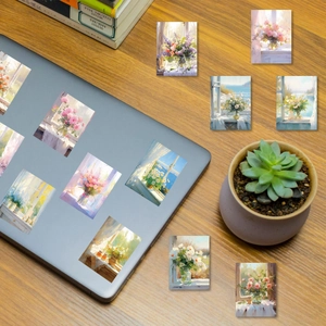 Ästhetische Blumen-Ölgemälde-Sticker auf Laptop und Holzschreibtisch-Oberfläche