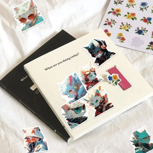 Détail d'autocollants de chats cyberpunk étanches avec lunettes sur une couverture de livre