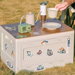 Lot de stickers de camping à l'aquarelle sur une boîte de rangement en décor de pelouse