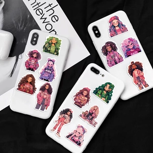 Détail d'autocollants fille anime mignonne sur coque de téléphone style street art