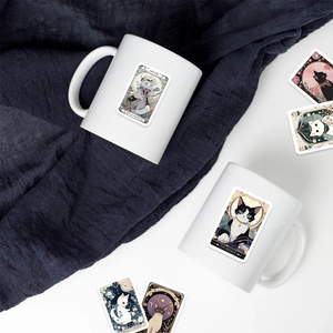 Detailansicht der Katzen-Tarot-Illustration auf weißen Keramiktassen mit blauem Stoffbezug