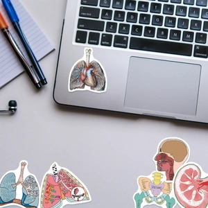 Detaillierte anatomische Organaufkleber mit medizinischen Zitaten auf einem Laptop