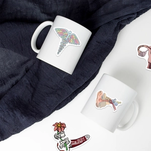 Detail von medizinischen Anatomie-Aufklebern mit DNA- und Organdesigns auf einer Tasse