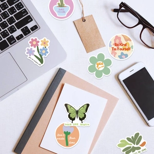 Gros plan d'autocollants roses danois sur ordinateur et journal pour déco esthétique