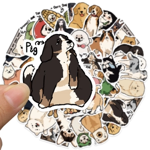 Nahaufnahme von handgezeichneten Hundeaufklebern mit niedlichen Cartoon-Welpenmotiven