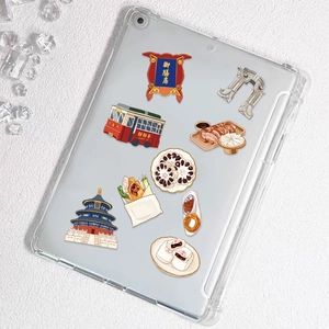 Cartoon Beijing Sticker mit Himmelstempel und lokalen Speisen auf einer Tablet-Hülle