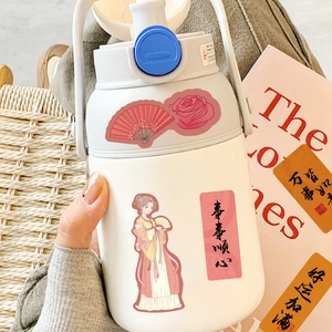 Weiße matte Thermoskanne mit Aufklebern im chinesischen Stil und Tragegriff