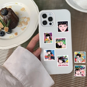 Gros plan d'autocollants rétro anime de filles sur une coque de téléphone blanche