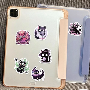 Détail d'autocollants de chats gothiques d'Halloween sur un étui de tablette transparent