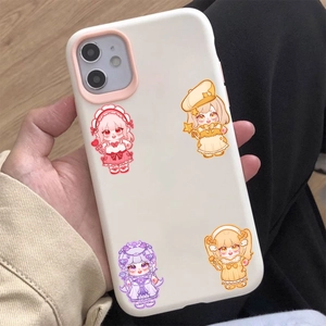 Dettaglio della custodia iPhone crema opaca con quattro illustrazioni colorate di ragazze anime
