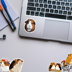 Dettaglio di adesivi creativi con porcellini d'India su un laptop per la decorazione