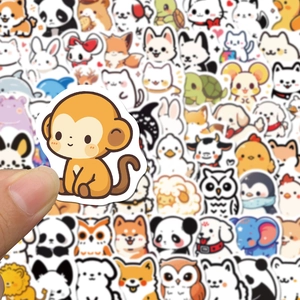 Gros plan d'un autocollant singe orange mignon issu d'un lot de 100 stickers animaux