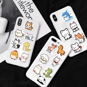 Détail d'autocollants d'animaux mignons en PVC appliqués sur des coques de smartphones