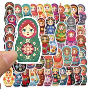 Dettaglio di adesivi matrioska russa di alta qualità per decorare borraccia e laptop