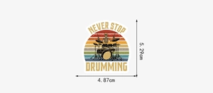 Macro-opname van retro drummer sticker met Never Stop Drumming tekst en afmetingen