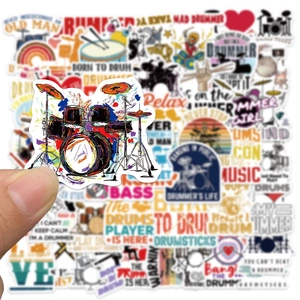 Detail van artistieke drumsticker in de hand gehouden om de grootte te laten zien