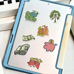 Détail macro d'autocollants d'argent étanches avec tirelire et billets sur une tablette