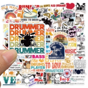 Detailopname van waterdichte drummer rockstickers voor gitaren en koffersets