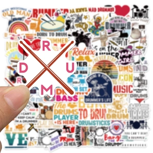 Detailopname van waterdichte drummer rock stickers met creatieve drumiconen en stokken