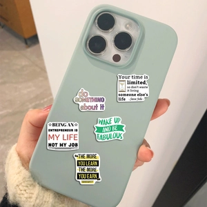 Gros plan d'autocollants de citations motivantes sur une coque de téléphone verte