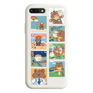 Dettaglio di una custodia bianca per smartphone con illustrazioni colorate di orsetti a fumetti