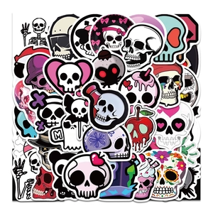 Détail d'autocollants graffiti de crânes colorés et de fantômes au design vif