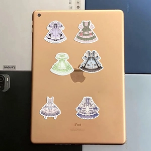 Détail de 6 autocollants Lolita imperméables posés sur une coque de tablette