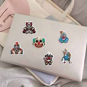 Detaillierte Makroansicht von lebhaften Clown-Aufklebern auf einer weißen Laptop-Oberfläche