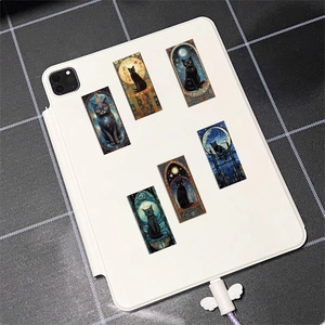 Détail de 6 autocollants de chat noir style tarot étanches sur une coque de tablette