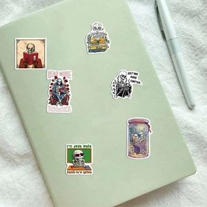 Détail d'autocollants de lecture tête de mort sur un carnet avec texte motivant