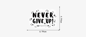 Detailansicht eines wasserfesten Schwarz-Weiß-Aufklebers mit 'NEVER GIVE UP'-Schriftzug