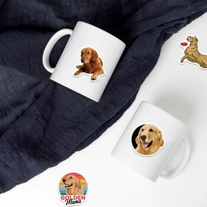 Gros plan d'autocollants Golden Retriever sur des mugs en céramique pour amoureux d'animaux