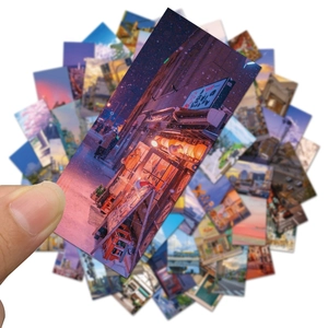 Détail macro de stickers de rue japonais avec art de paysage anime dynamique