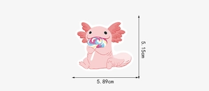 Niedlicher rosa Axolotl Cartoon Aufkleber mit Lollipop und Maßen 5,89cm x 5,15cm