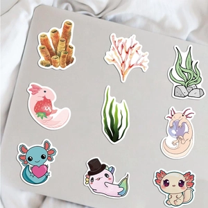 Niedliche Axolotl Cartoon Aufkleber auf Laptop mit rosa Korallen und Seetiere Thema