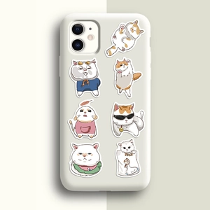 Detailansicht von Cartoon-Katzenaufklebern auf matter weißer Smartphone-Hülle für Dual-Kameras