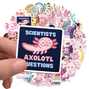 Dettaglio di adesivi axolotl impermeabili con disegni a cartoni animati su una valigia