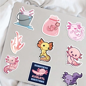 Simpatici adesivi Axolotl su un laptop con disegni di cartoni animati in colori pastello