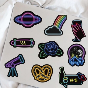 Adesivi graffiti neon per laptop con design celesti e alimentari su materiale vinilico
